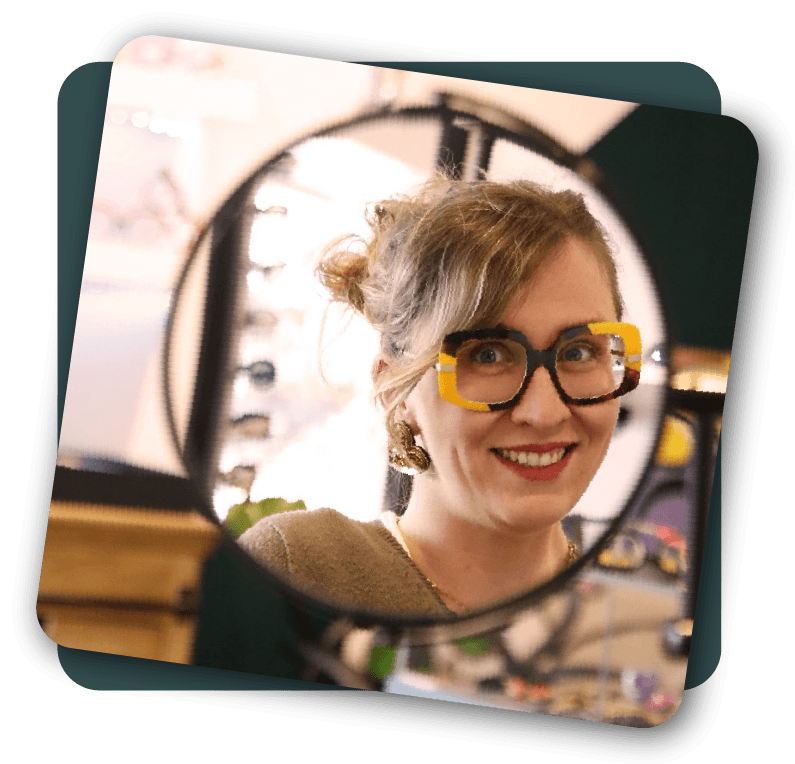 Atelier aux Lunettes - Notre équipe - Hélène Opticienne 05